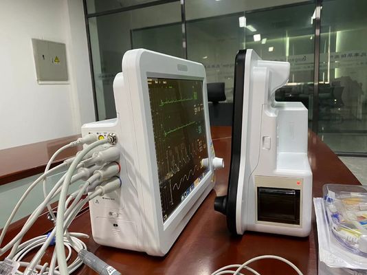 Monitor cardíaco de cuidados intensivos ao lado da cama do hospital para monitorar os parâmetros ECG