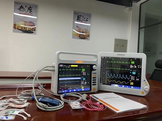 Monitor cardíaco do paciente recém-nascido com 3 guias ECG NIBP SPO2