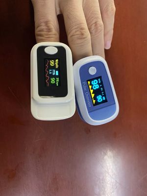Oxímetro médico do pulso da ponta do dedo do hospital OLED para a clínica pediatra adulta, monitor do oxigênio do sangue